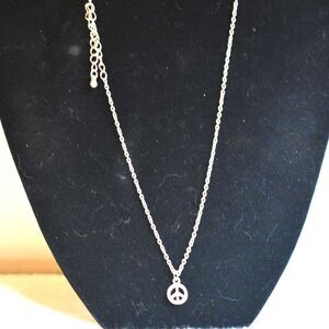 Vintage 70's Classic Small Peace Sign Silver Tone Link Chain Pendant Necklace